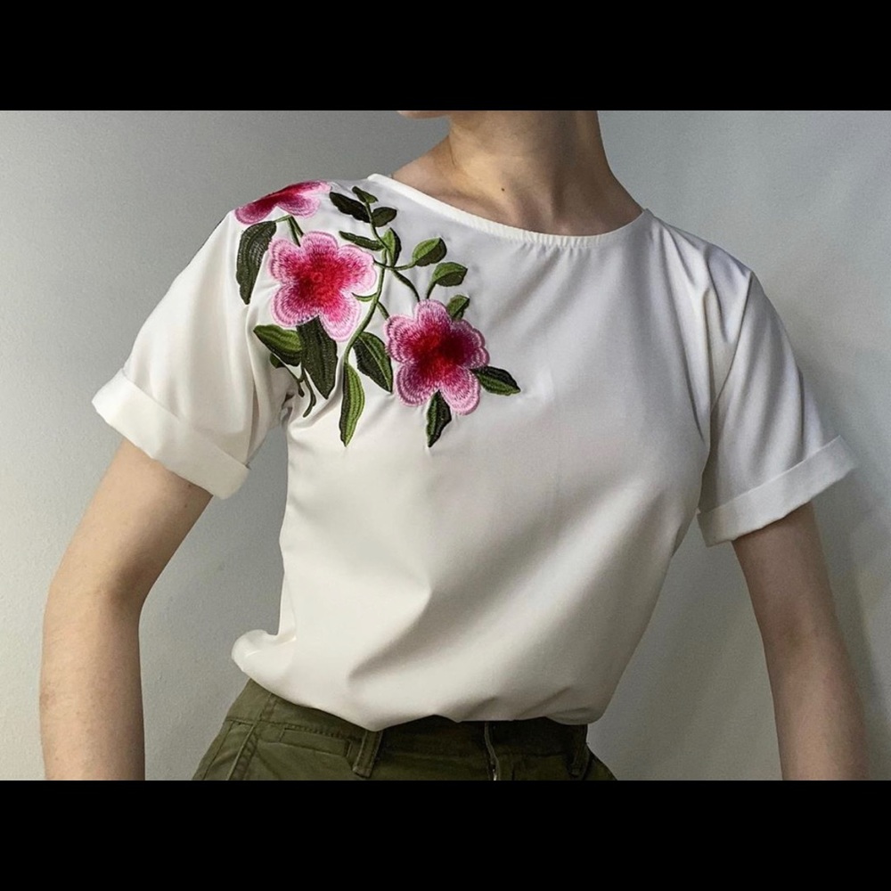 EMBROIDERED TOP SIZE XS